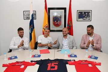 Firma del convenio entre el jugador Roque Mesa y la UD Telde (Foto TA)